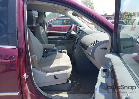 2009 Chrysler Town & Country Touring z USA, uszkodzony, nr VIN 2A8HR54X69R629397